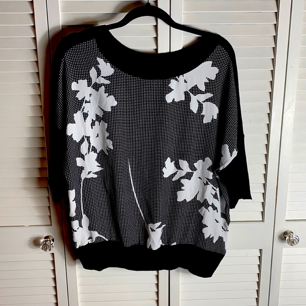Like new XL Black & White Top by Worthington.